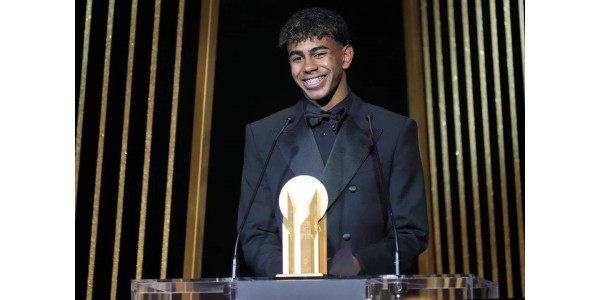 Lamine Yamal del Barcellona indossa la maglia "n. 10"