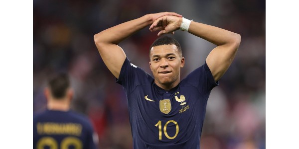 Kylian Mbappé firma una doppietta e trascina la squadra al successo